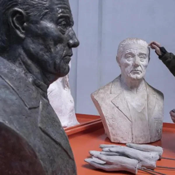 CABA inauguró la primera escultura de René Favaloro en su espacio público